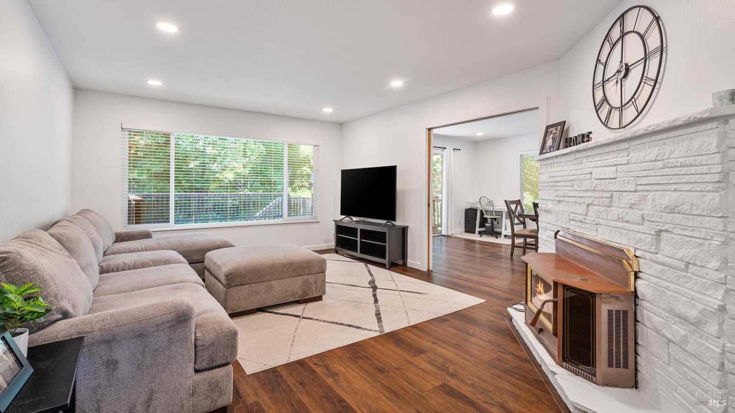 Detail Gallery Image 4 of 35 For 7826 Brookside Ave, Sebastopol,  CA 95472 - 4 Beds | 2/1 Baths