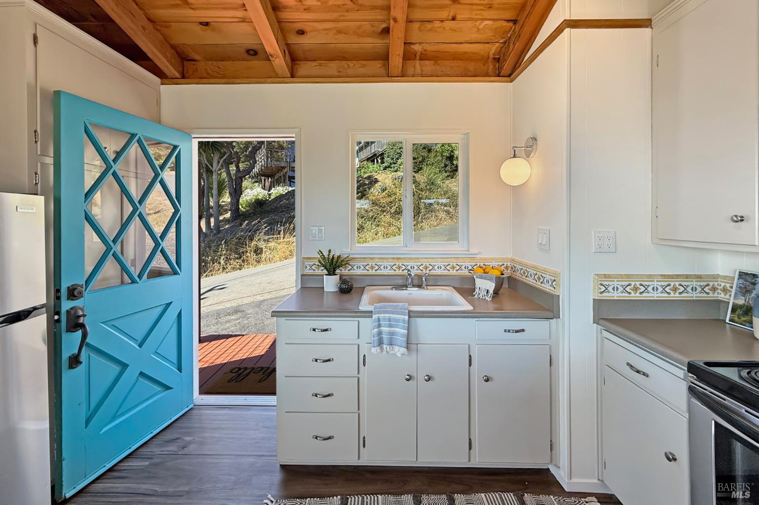 Detail Gallery Image 9 of 61 For 10701 Hereford Dr, Jenner,  CA 95450 - 2 Beds | 1 Baths