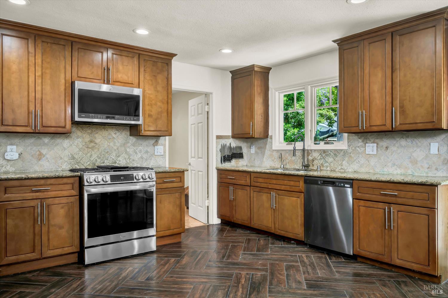 Detail Gallery Image 16 of 38 For 1018 Easum Dr, Napa,  CA 94558 - 3 Beds | 2 Baths