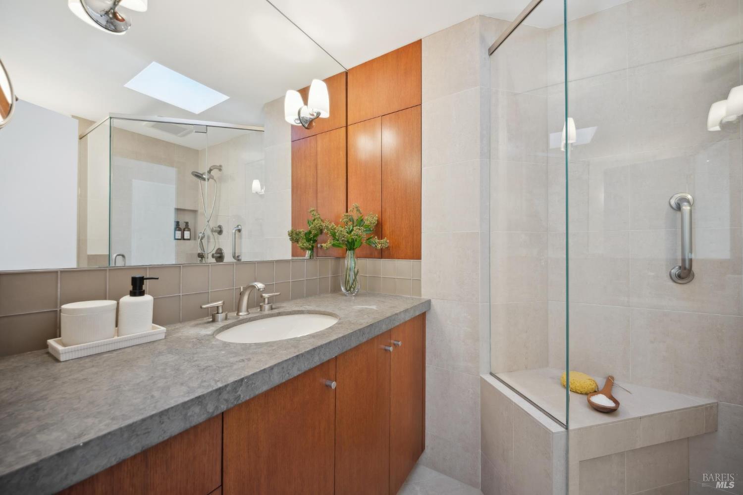 Detail Gallery Image 26 of 47 For 84 Eastview Ave, Tiburon,  CA 94920 - 3 Beds | 2/1 Baths