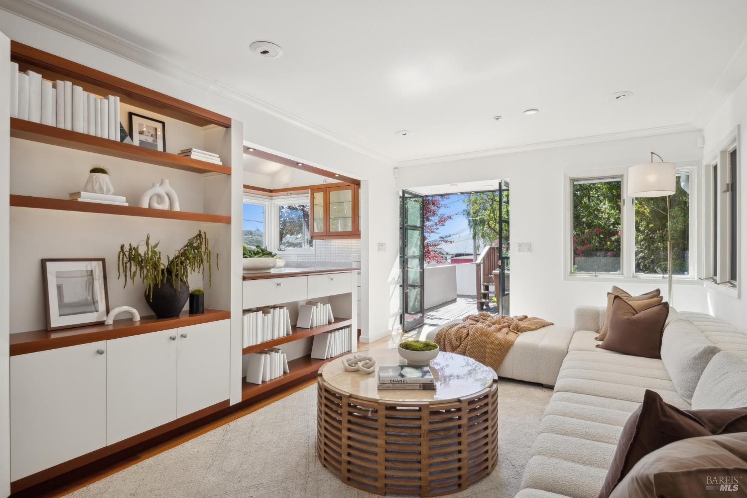 Detail Gallery Image 14 of 47 For 84 Eastview Ave, Tiburon,  CA 94920 - 3 Beds | 2/1 Baths