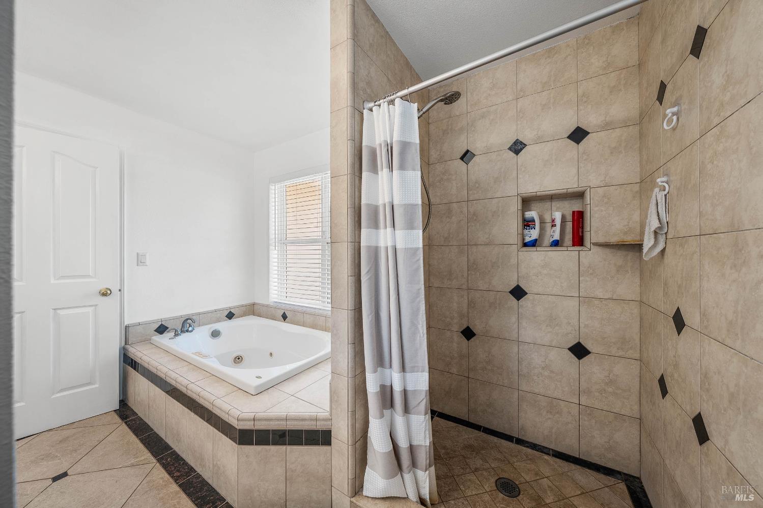 Detail Gallery Image 33 of 56 For 2920 Meadow Creek Rd, Clearlake Oaks,  CA 95423 - 3 Beds | 2/1 Baths