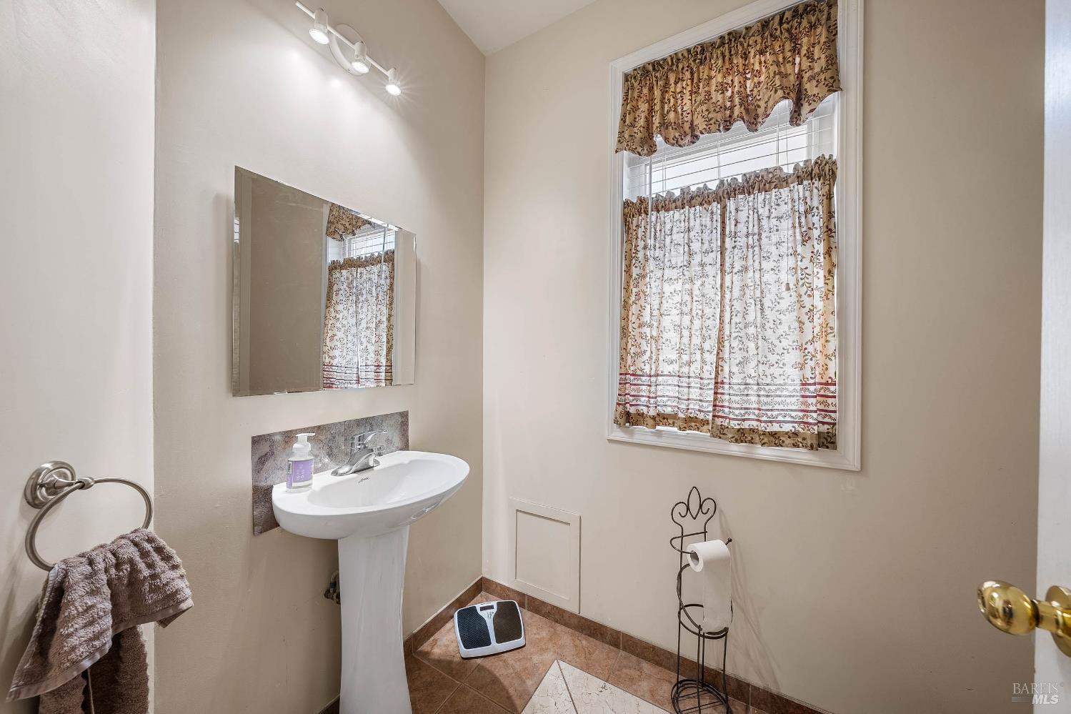 Detail Gallery Image 24 of 56 For 2920 Meadow Creek Rd, Clearlake Oaks,  CA 95423 - 3 Beds | 2/1 Baths