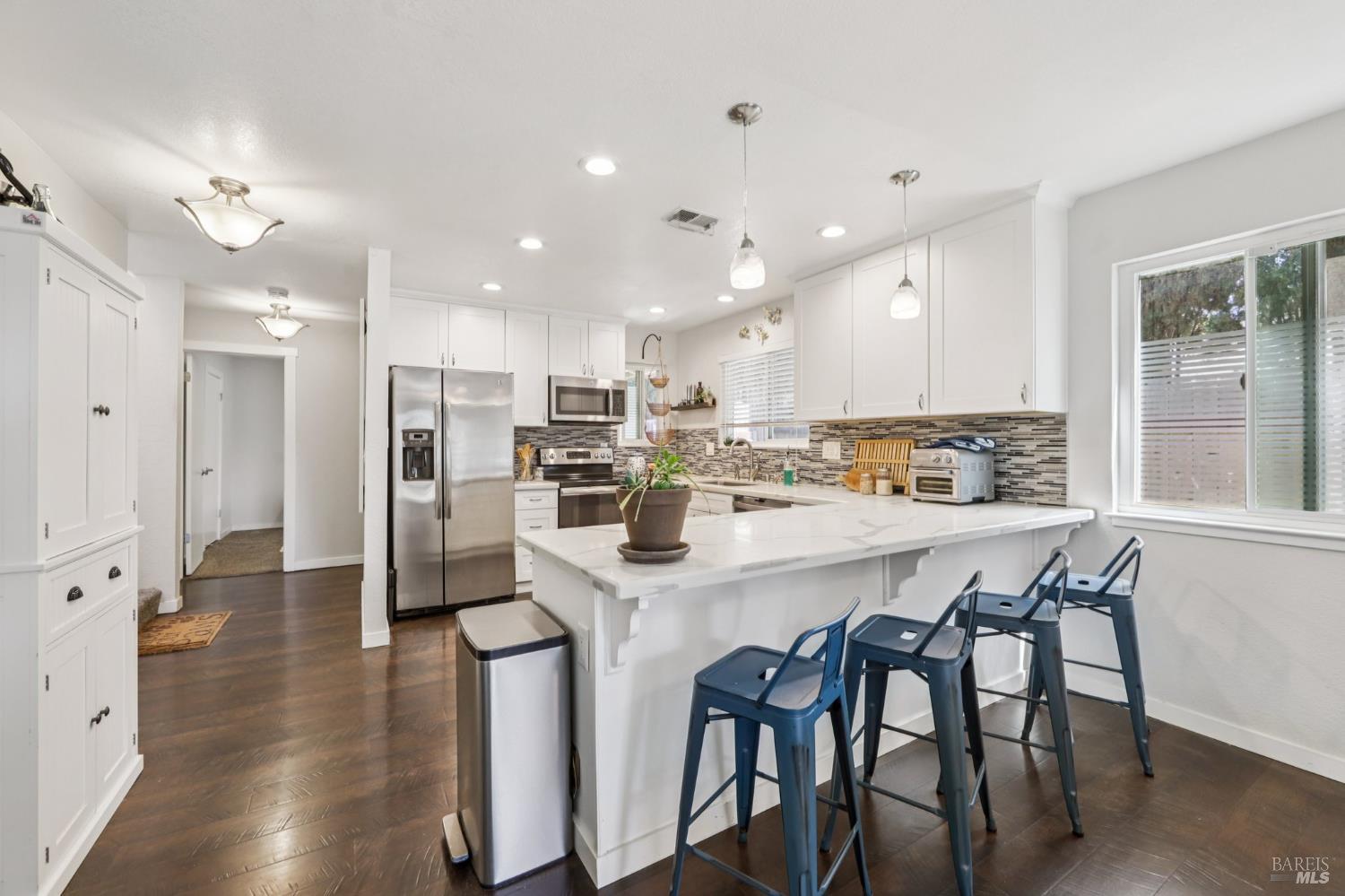 Detail Gallery Image 8 of 33 For 205 W Cherry St, Dixon,  CA 95620 - 3 Beds | 2 Baths