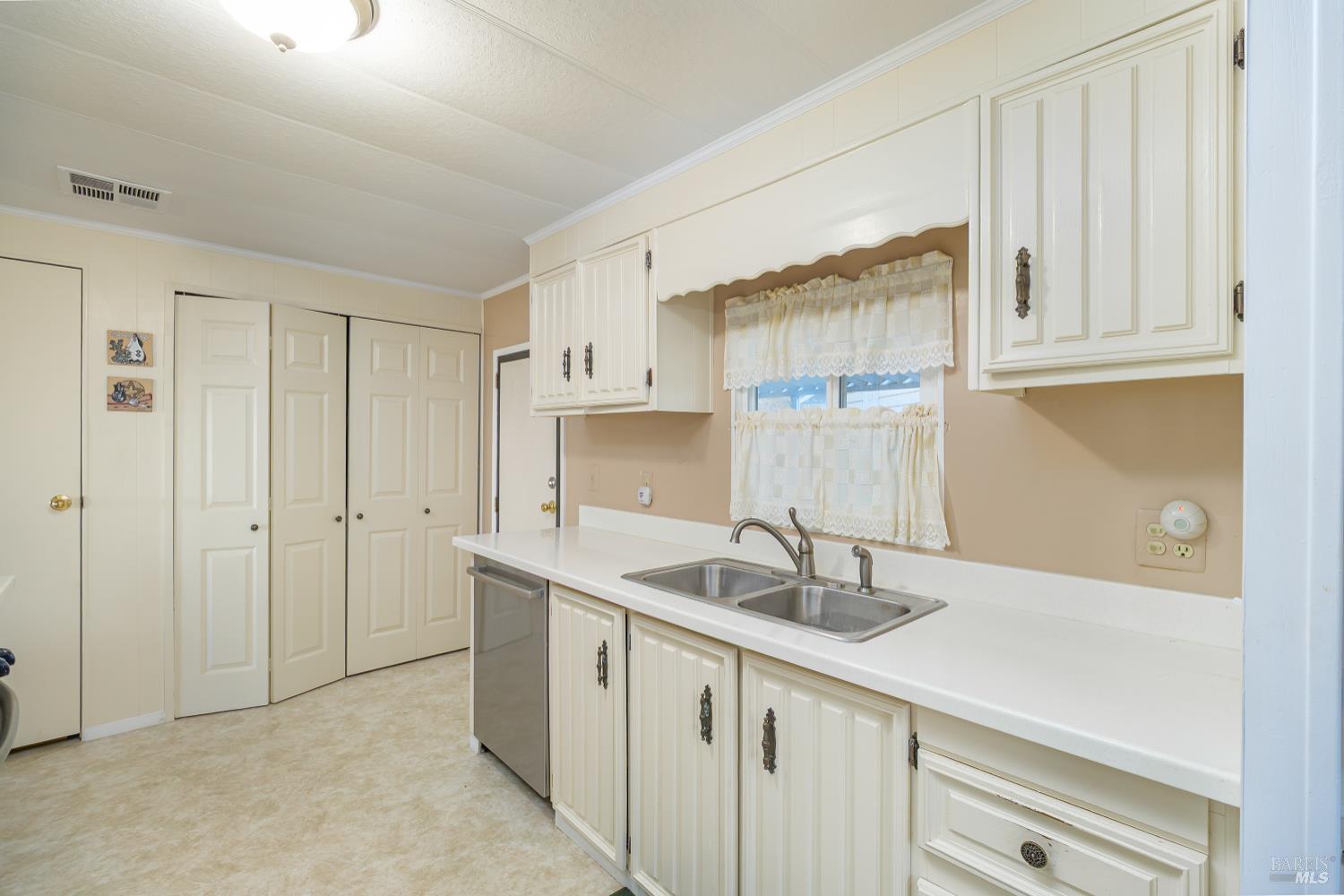 Detail Gallery Image 6 of 17 For 16 Marin Valley Dr, Novato,  CA 94949 - 2 Beds | 2 Baths