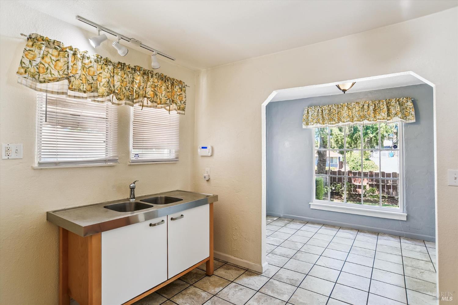 Detail Gallery Image 8 of 30 For 853 Benicia Rd, Vallejo,  CA 94591 - 2 Beds | 1 Baths