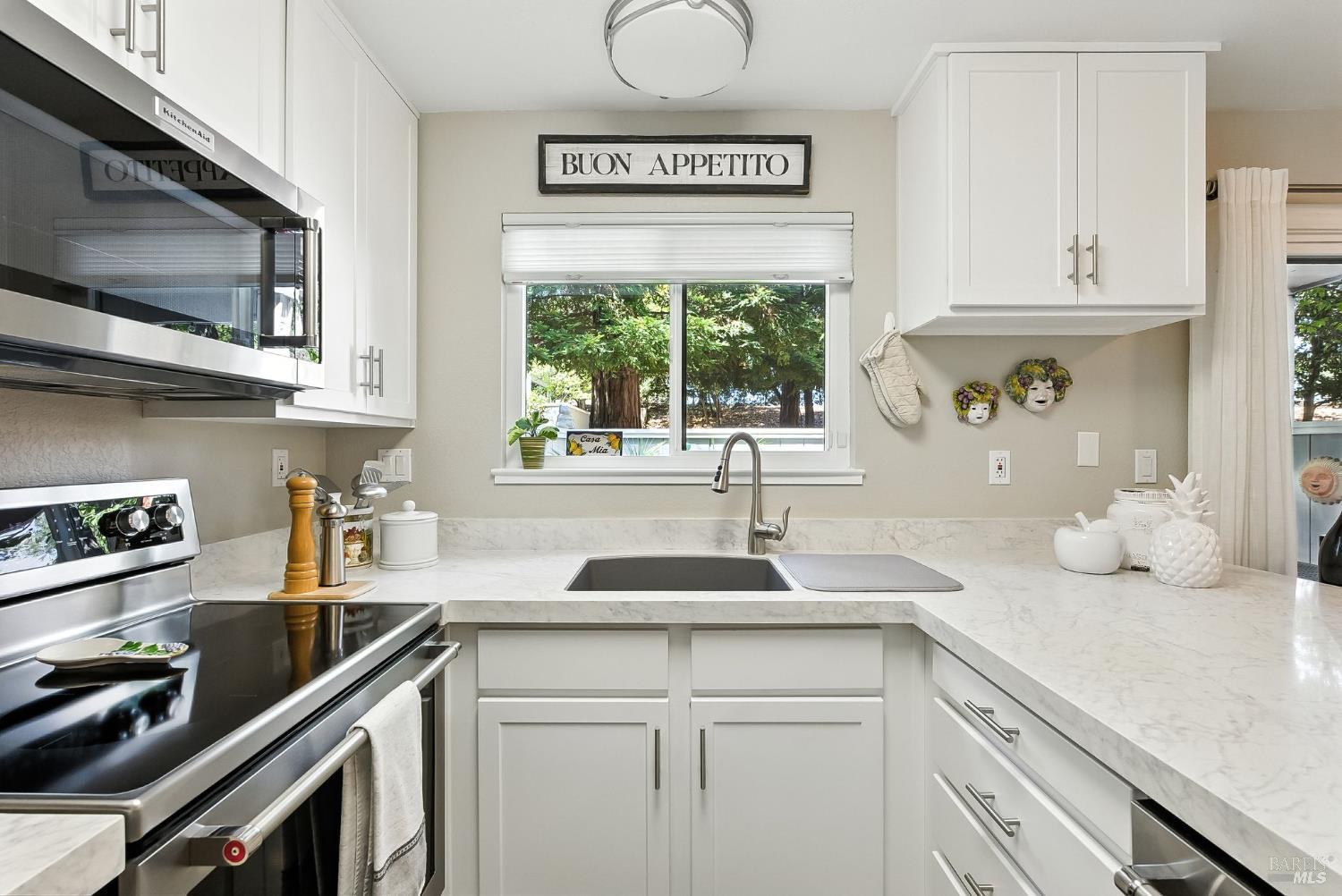 Detail Gallery Image 6 of 16 For 44 Hector Ln, Novato,  CA 94949 - 2 Beds | 1 Baths