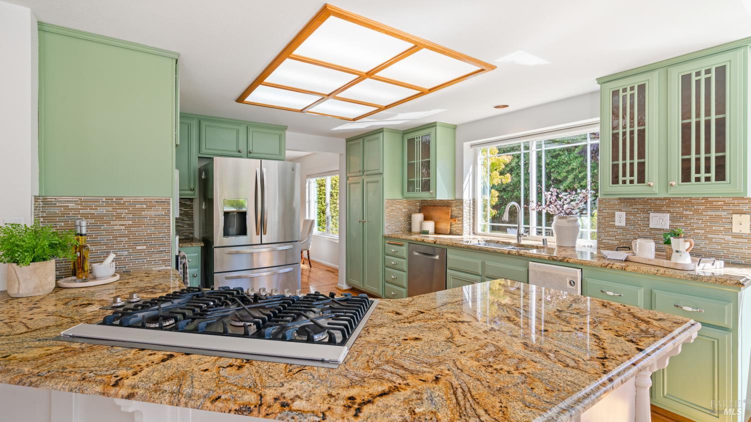 Detail Gallery Image 10 of 56 For 181 Dublin Ct, Petaluma,  CA 94952 - 4 Beds | 2/1 Baths