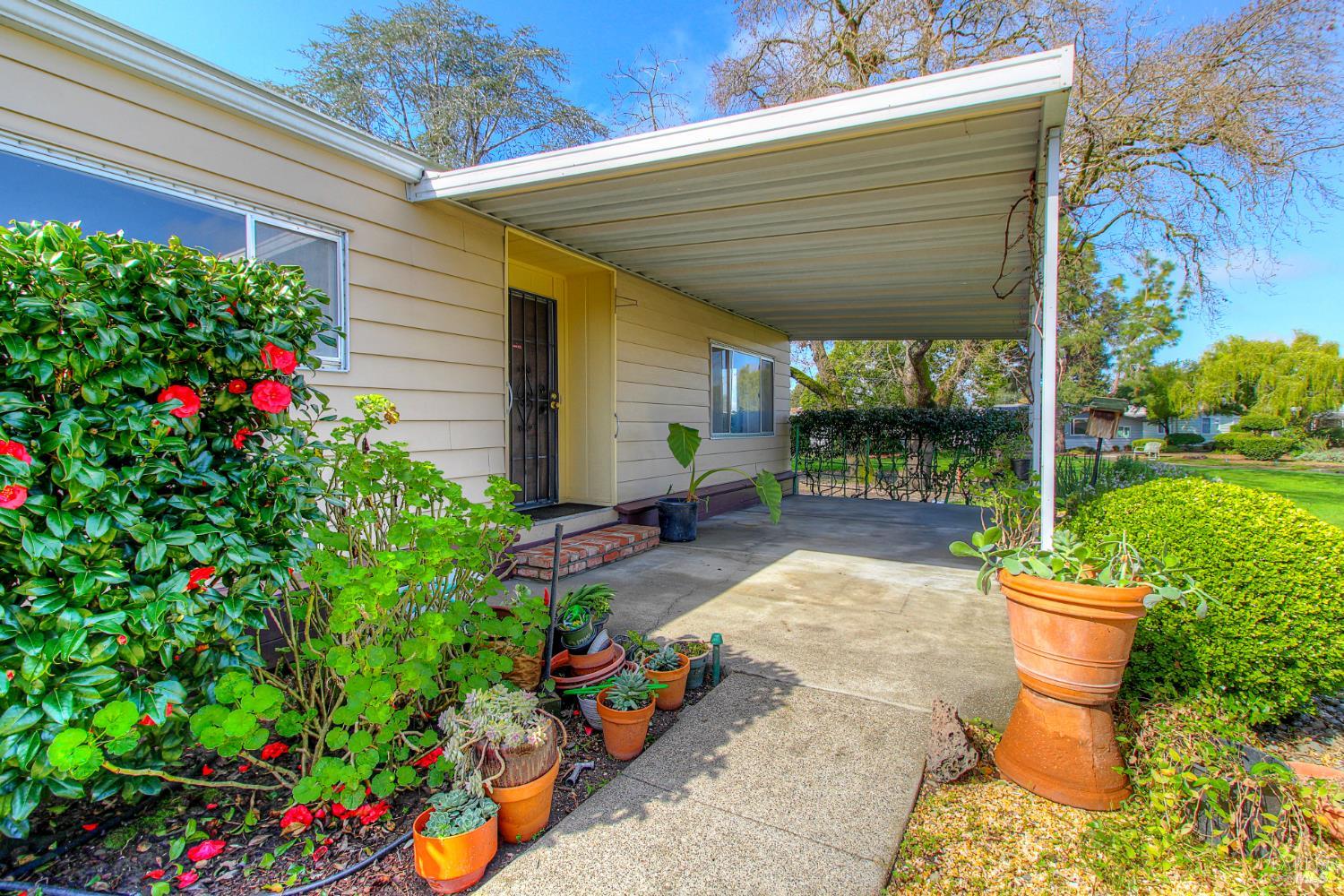 Detail Gallery Image 3 of 12 For 200 Regency Ct, Santa Rosa,  CA 95401 - 2 Beds | 2 Baths