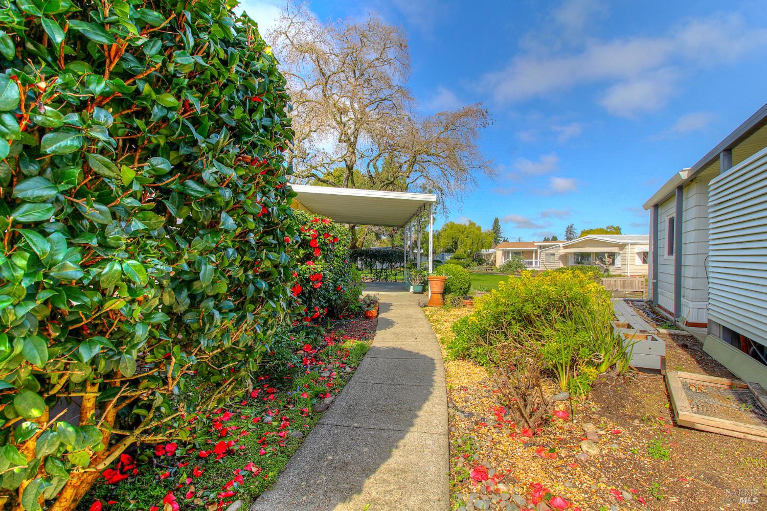 Detail Gallery Image 10 of 12 For 200 Regency Ct, Santa Rosa,  CA 95401 - 2 Beds | 2 Baths