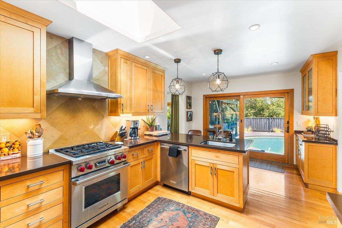 Detail Gallery Image 11 of 42 For 1208 Chiquita Rd, Healdsburg,  CA 95448 - 3 Beds | 3 Baths