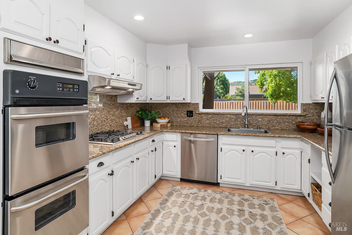 Detail Gallery Image 3 of 23 For 88 Elena Cir, San Rafael,  CA 94903 - 3 Beds | 2 Baths