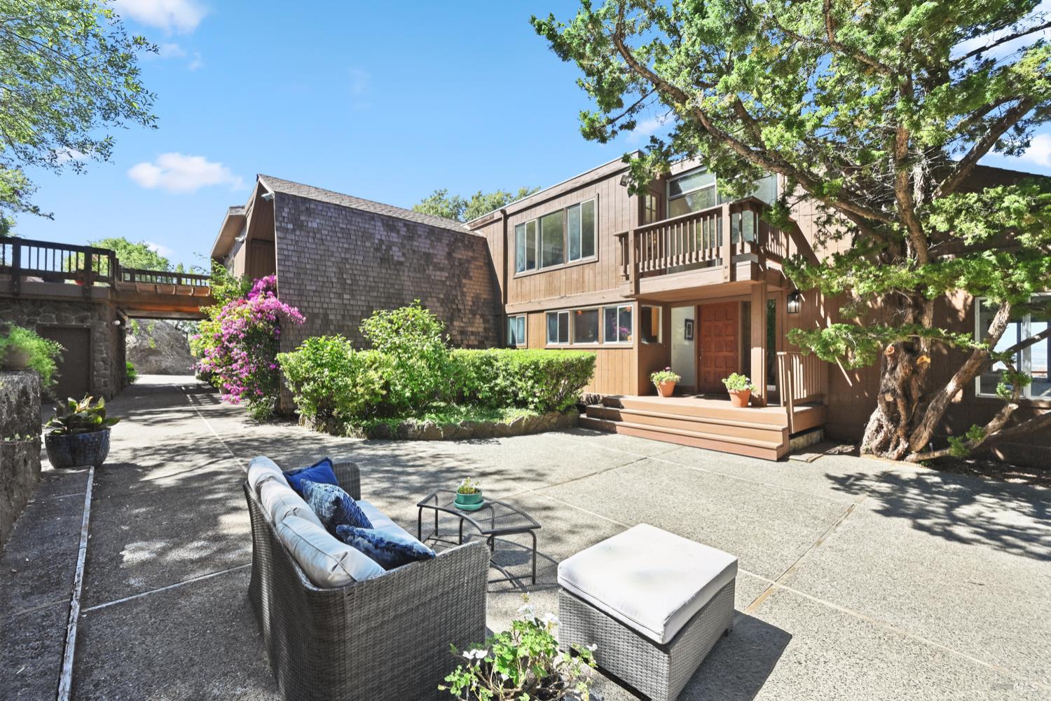 Detail Gallery Image 3 of 49 For 111 Glenside Way, San Rafael,  CA 94903 - 5 Beds | 4/1 Baths