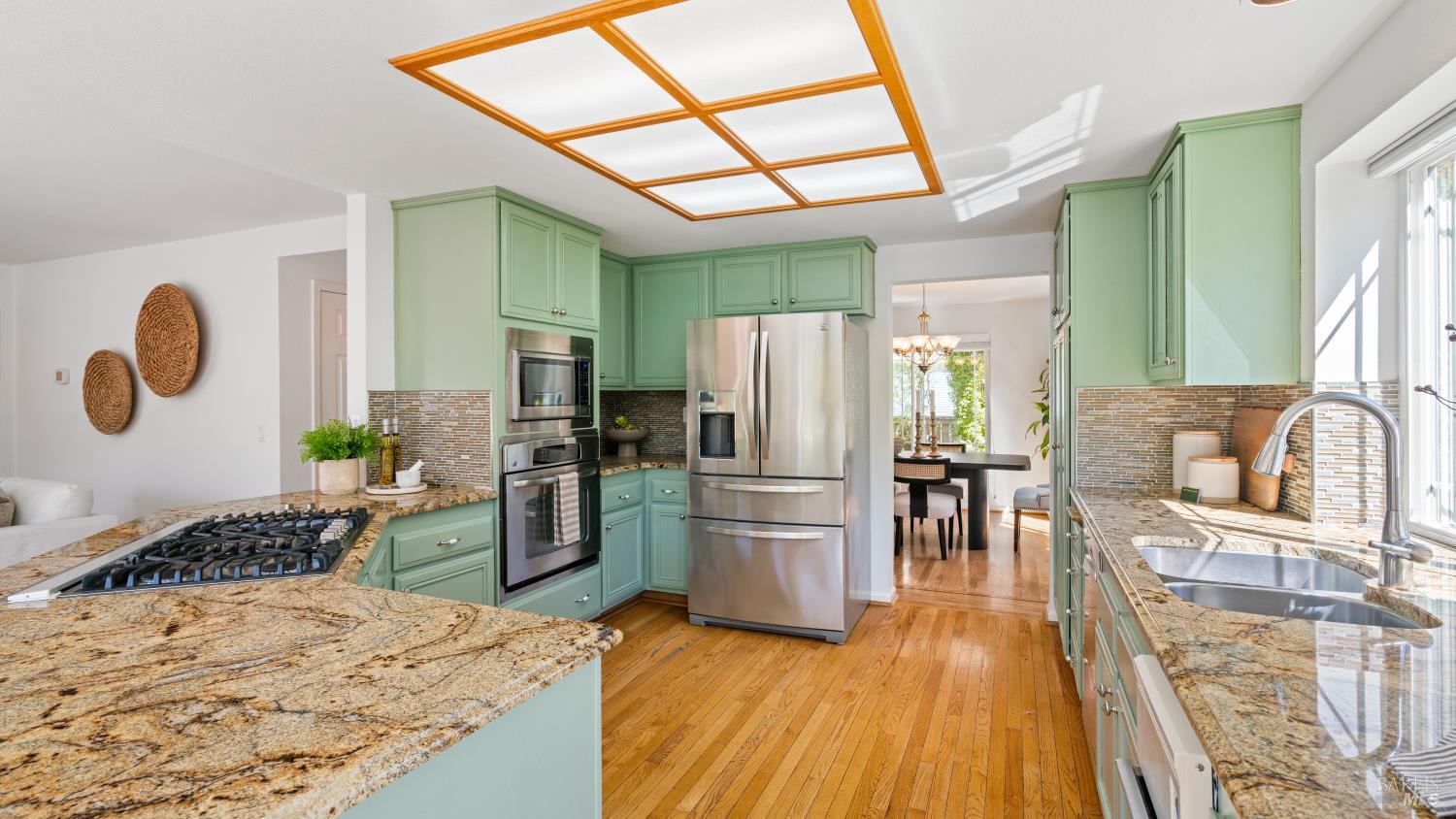 Detail Gallery Image 11 of 56 For 181 Dublin Ct, Petaluma,  CA 94952 - 4 Beds | 2/1 Baths
