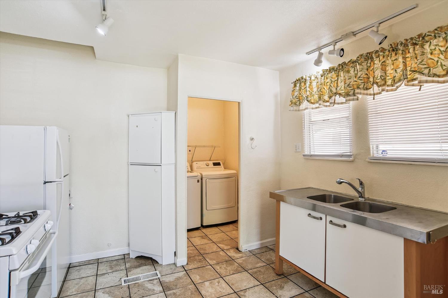 Detail Gallery Image 10 of 30 For 853 Benicia Rd, Vallejo,  CA 94591 - 2 Beds | 1 Baths