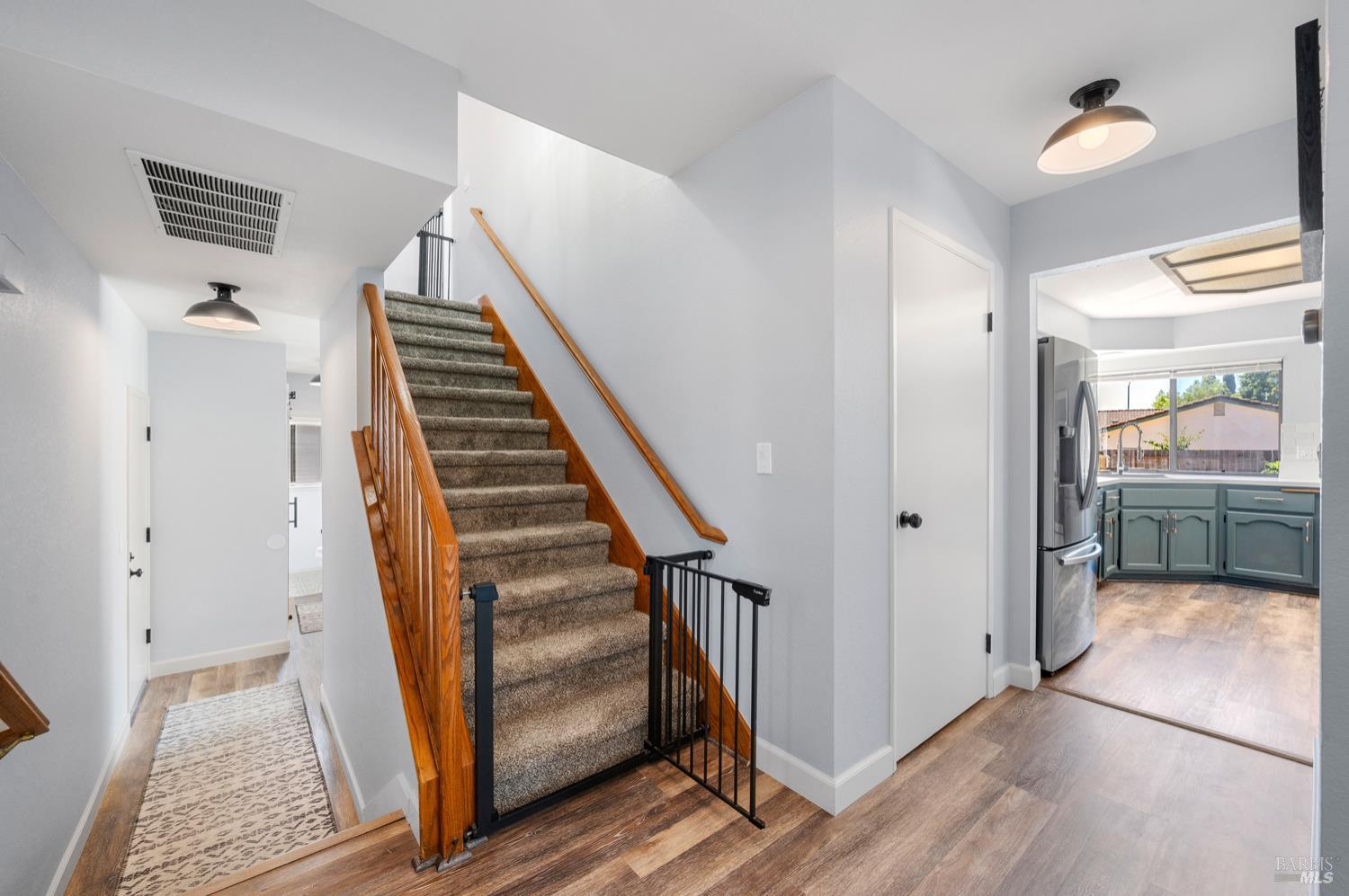 Detail Gallery Image 9 of 49 For 406 Stonecastle Way, Vacaville,  CA 95687 - 4 Beds | 2/1 Baths