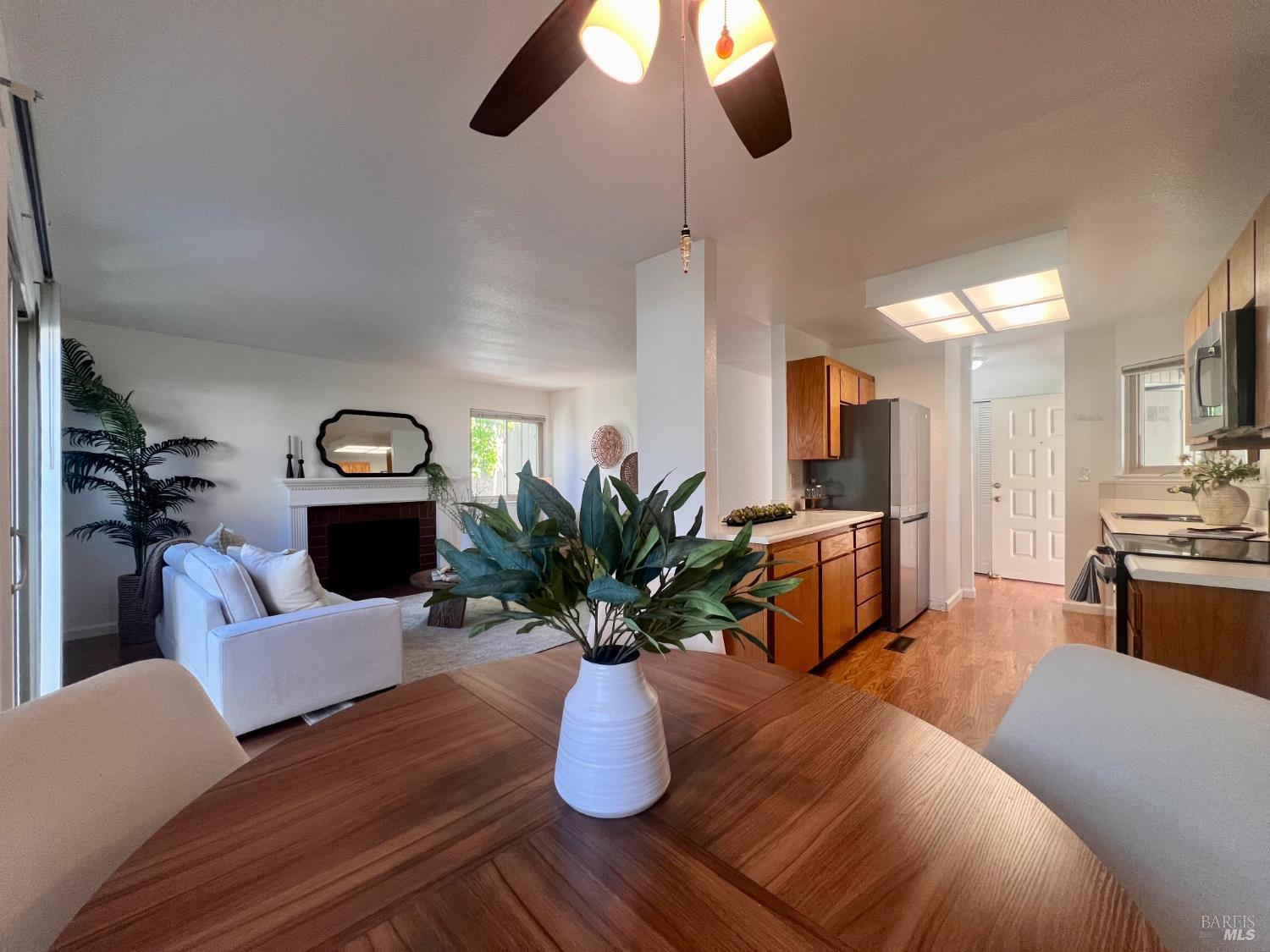Detail Gallery Image 3 of 11 For 2569 Westberry Dr, Santa Rosa,  CA 95403 - 2 Beds | 1 Baths
