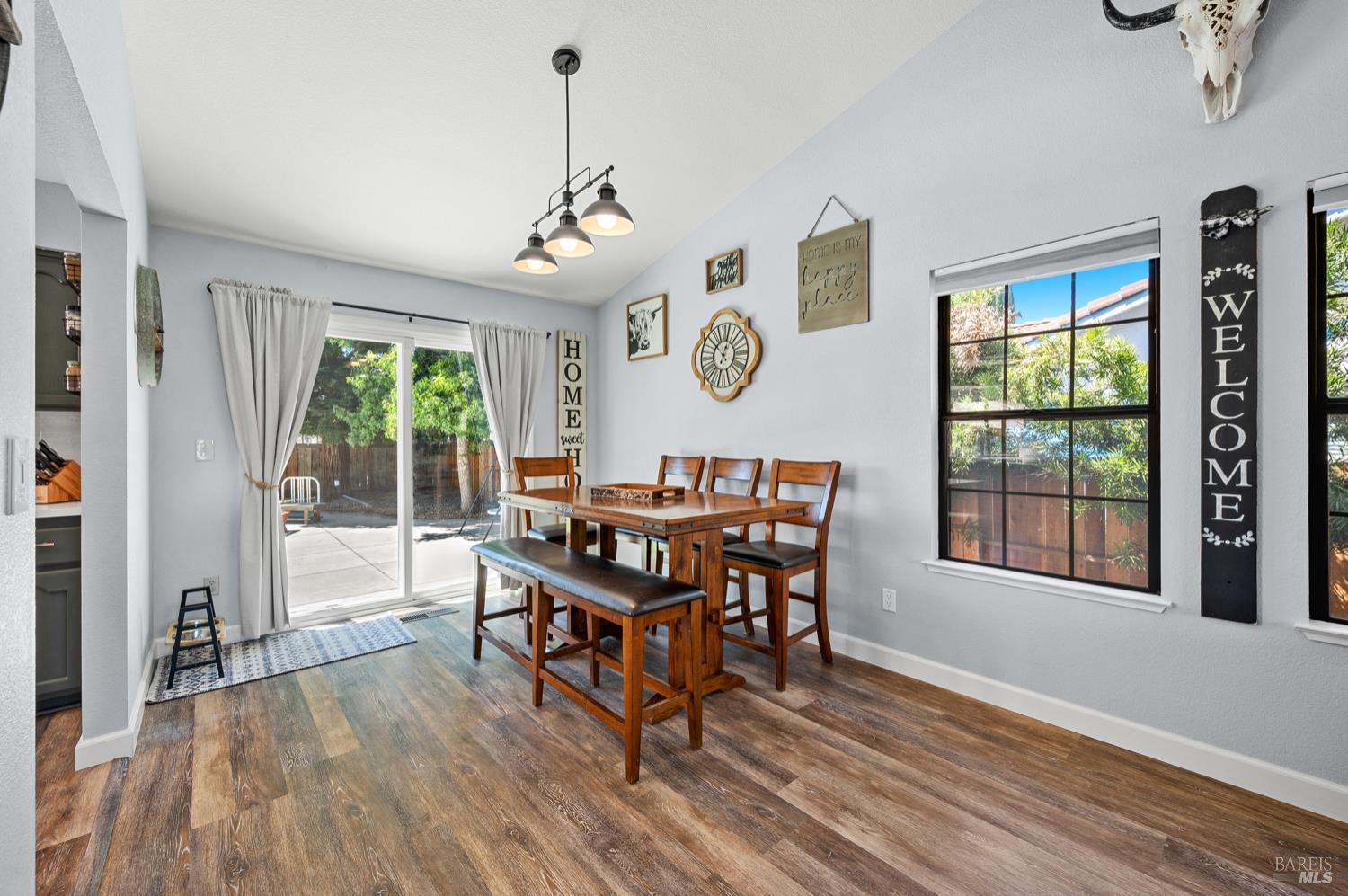 Detail Gallery Image 15 of 49 For 406 Stonecastle Way, Vacaville,  CA 95687 - 4 Beds | 2/1 Baths