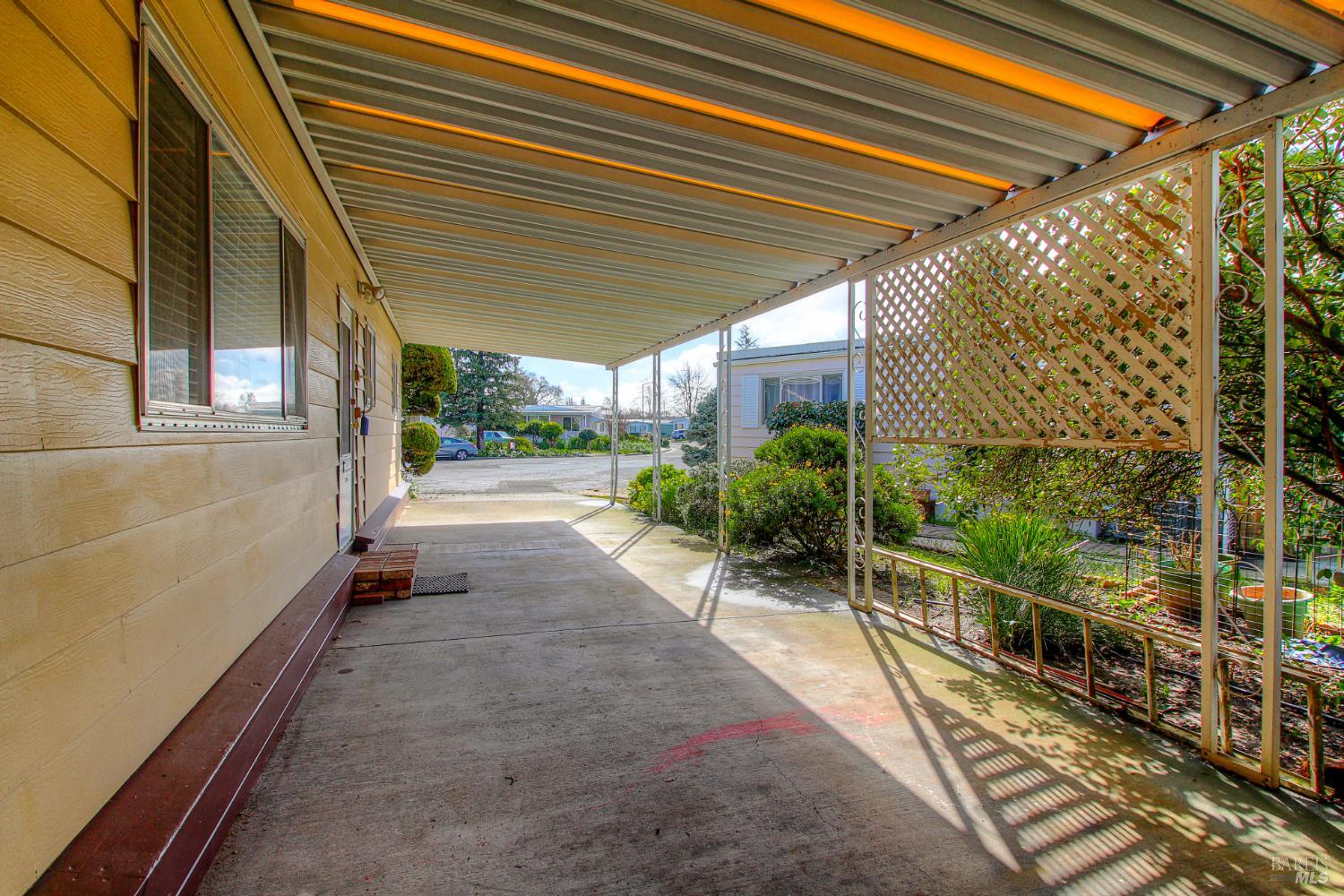 Detail Gallery Image 5 of 12 For 200 Regency Ct, Santa Rosa,  CA 95401 - 2 Beds | 2 Baths