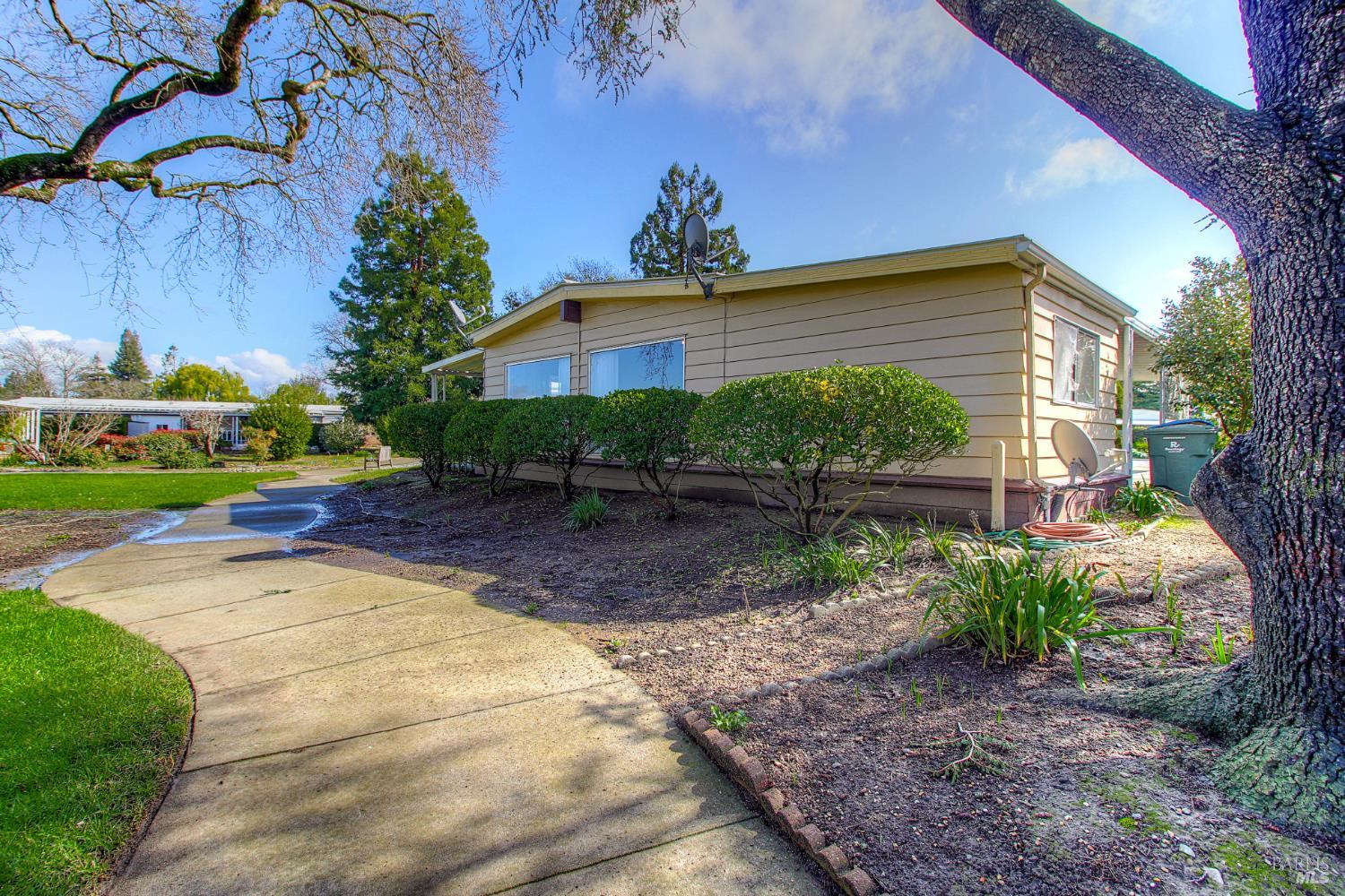 Detail Gallery Image 1 of 12 For 200 Regency Ct, Santa Rosa,  CA 95401 - 2 Beds | 2 Baths