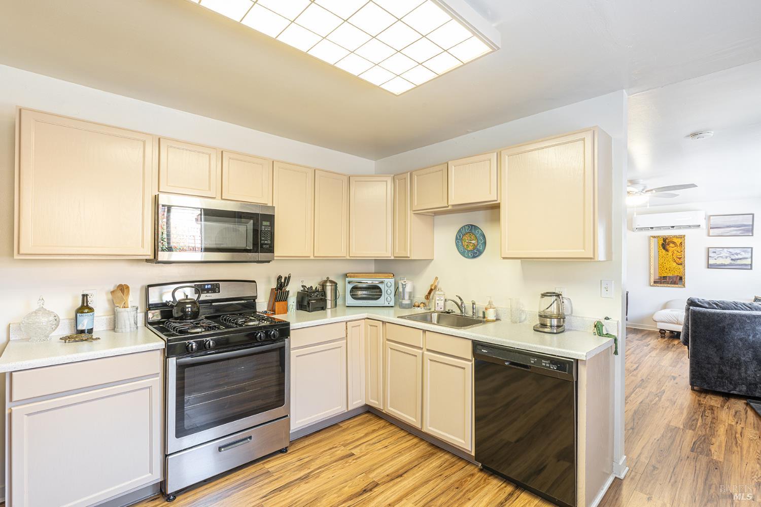 Detail Gallery Image 21 of 32 For 114 Powell Ave, Healdsburg,  CA 95448 - 5 Beds | 2 Baths