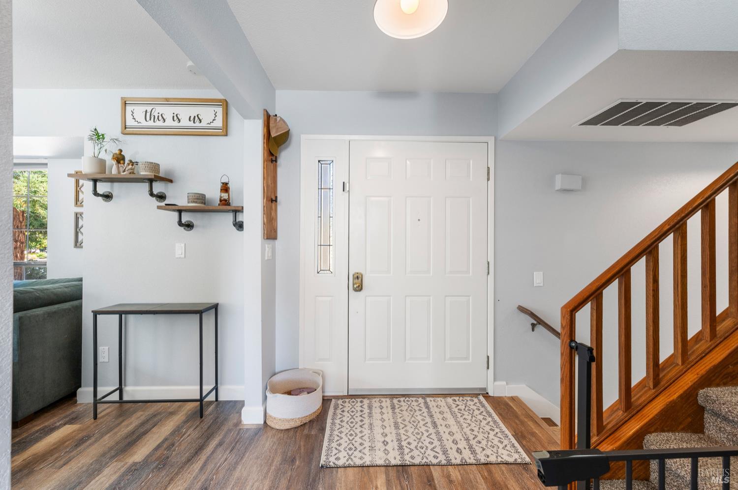 Detail Gallery Image 8 of 49 For 406 Stonecastle Way, Vacaville,  CA 95687 - 4 Beds | 2/1 Baths