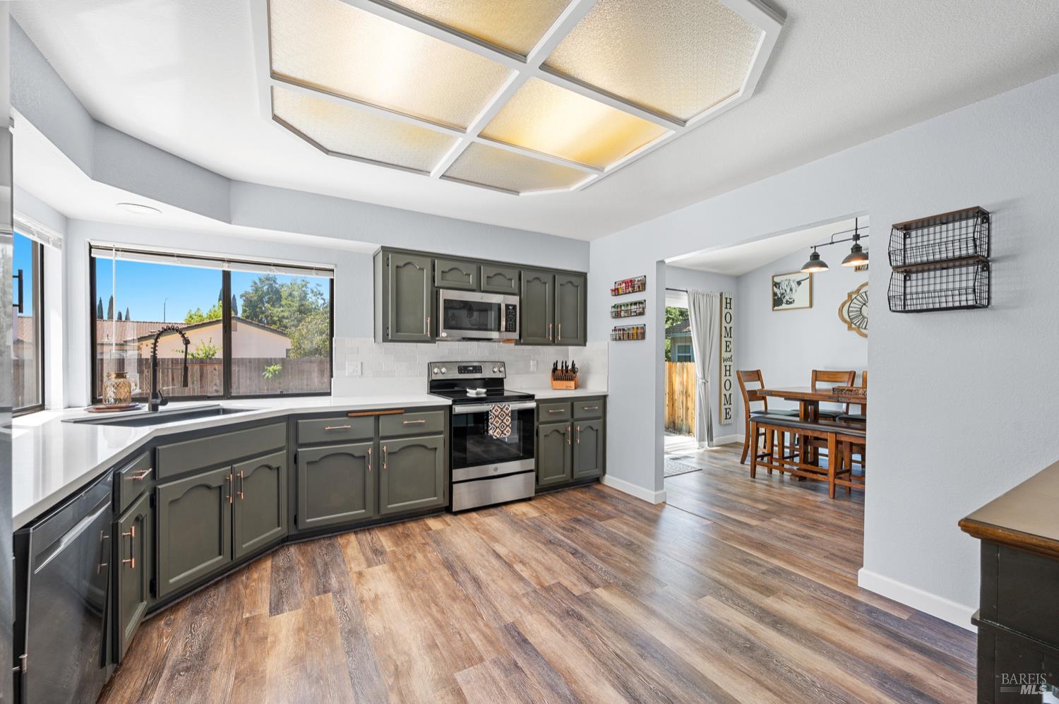 Detail Gallery Image 21 of 49 For 406 Stonecastle Way, Vacaville,  CA 95687 - 4 Beds | 2/1 Baths