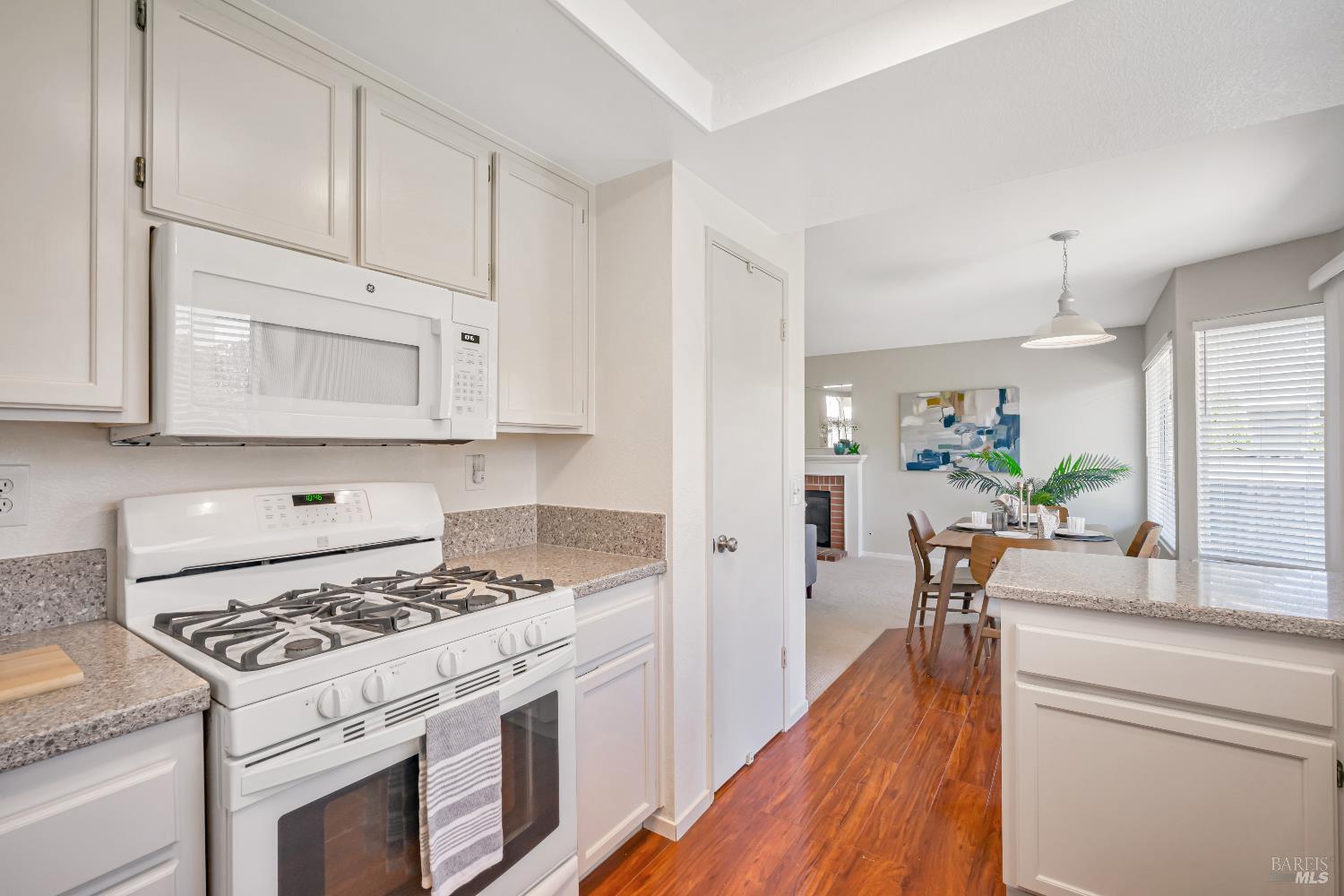 Detail Gallery Image 14 of 46 For 9616 Berkshire Way, Windsor,  CA 95492 - 3 Beds | 2/1 Baths