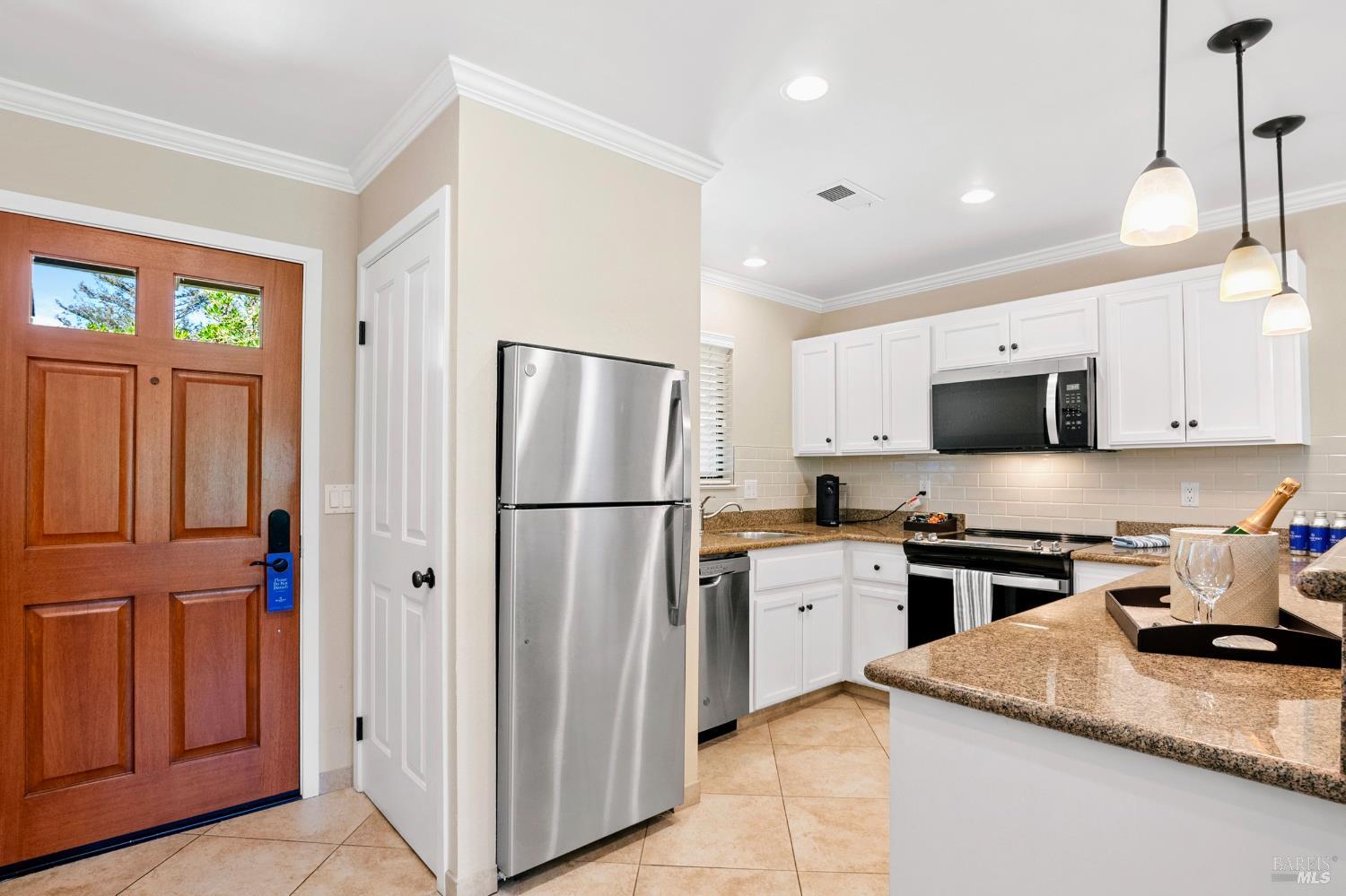 Detail Gallery Image 10 of 47 For 833 Augusta Cir, Napa,  CA 94558 - 2 Beds | 2 Baths