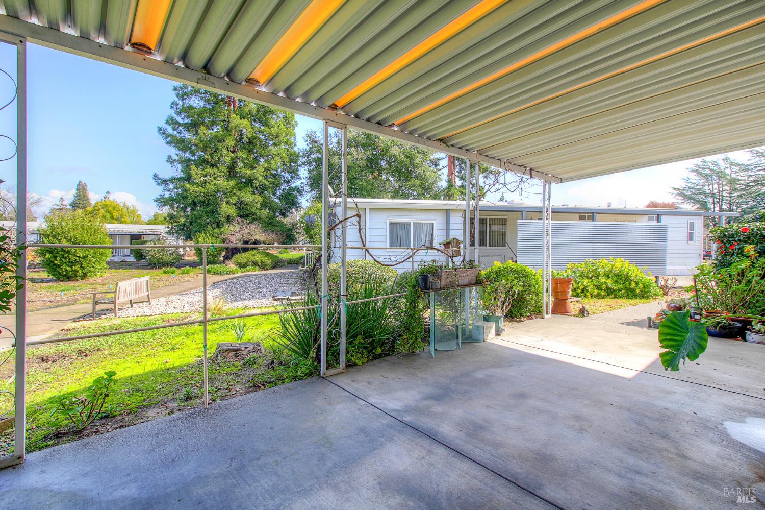 Detail Gallery Image 6 of 12 For 200 Regency Ct, Santa Rosa,  CA 95401 - 2 Beds | 2 Baths