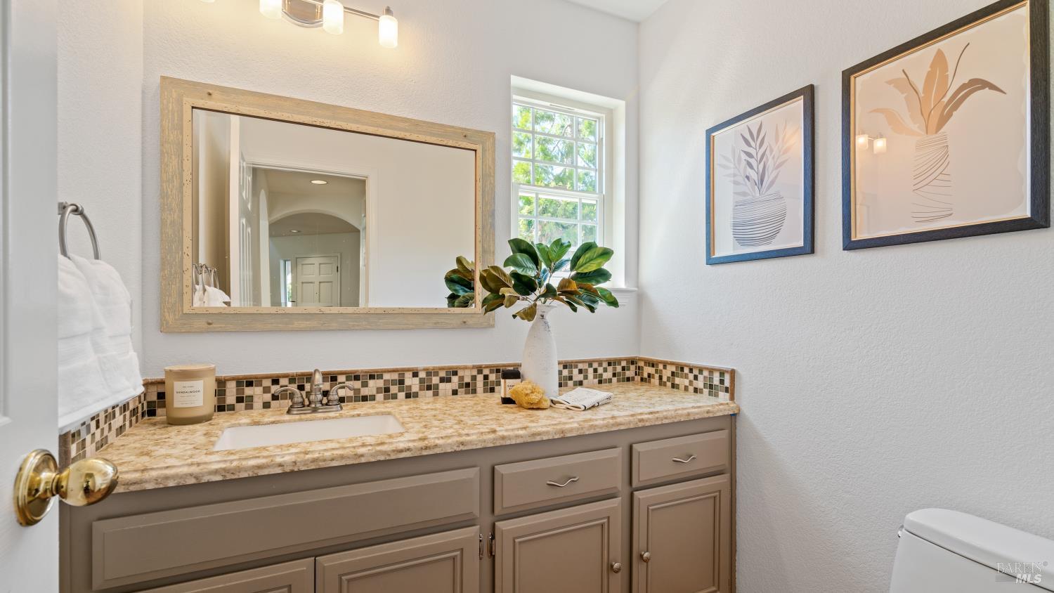 Detail Gallery Image 18 of 56 For 181 Dublin Ct, Petaluma,  CA 94952 - 4 Beds | 2/1 Baths
