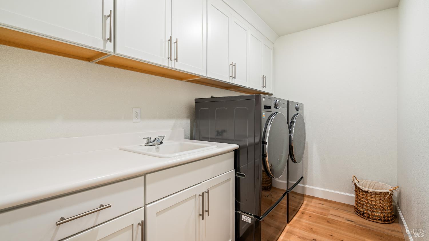 Detail Gallery Image 13 of 50 For 3 Lapis Ct, Petaluma,  CA 94952 - 3 Beds | 2/1 Baths