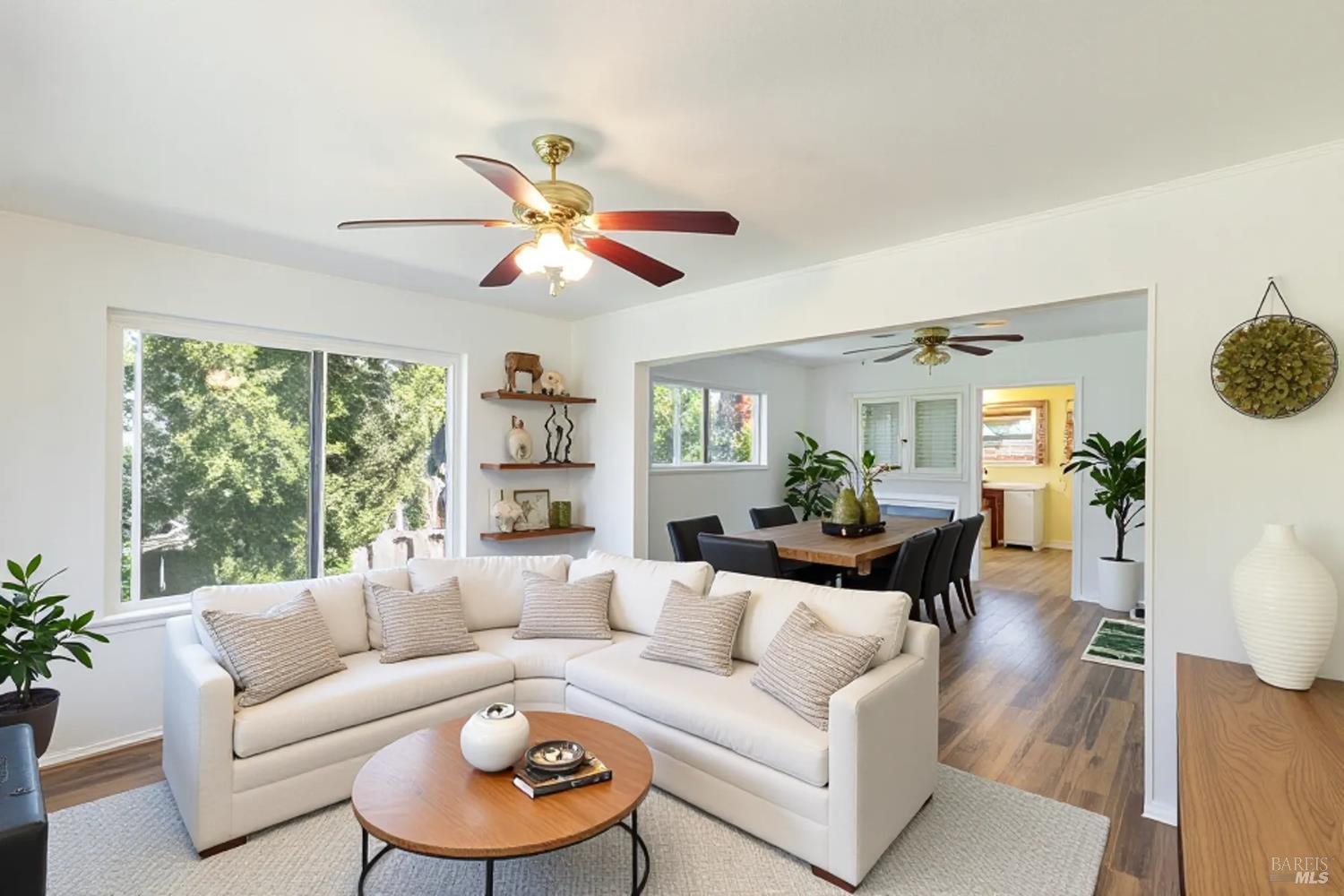 Detail Gallery Image 3 of 32 For 114 Powell Ave, Healdsburg,  CA 95448 - 5 Beds | 2 Baths