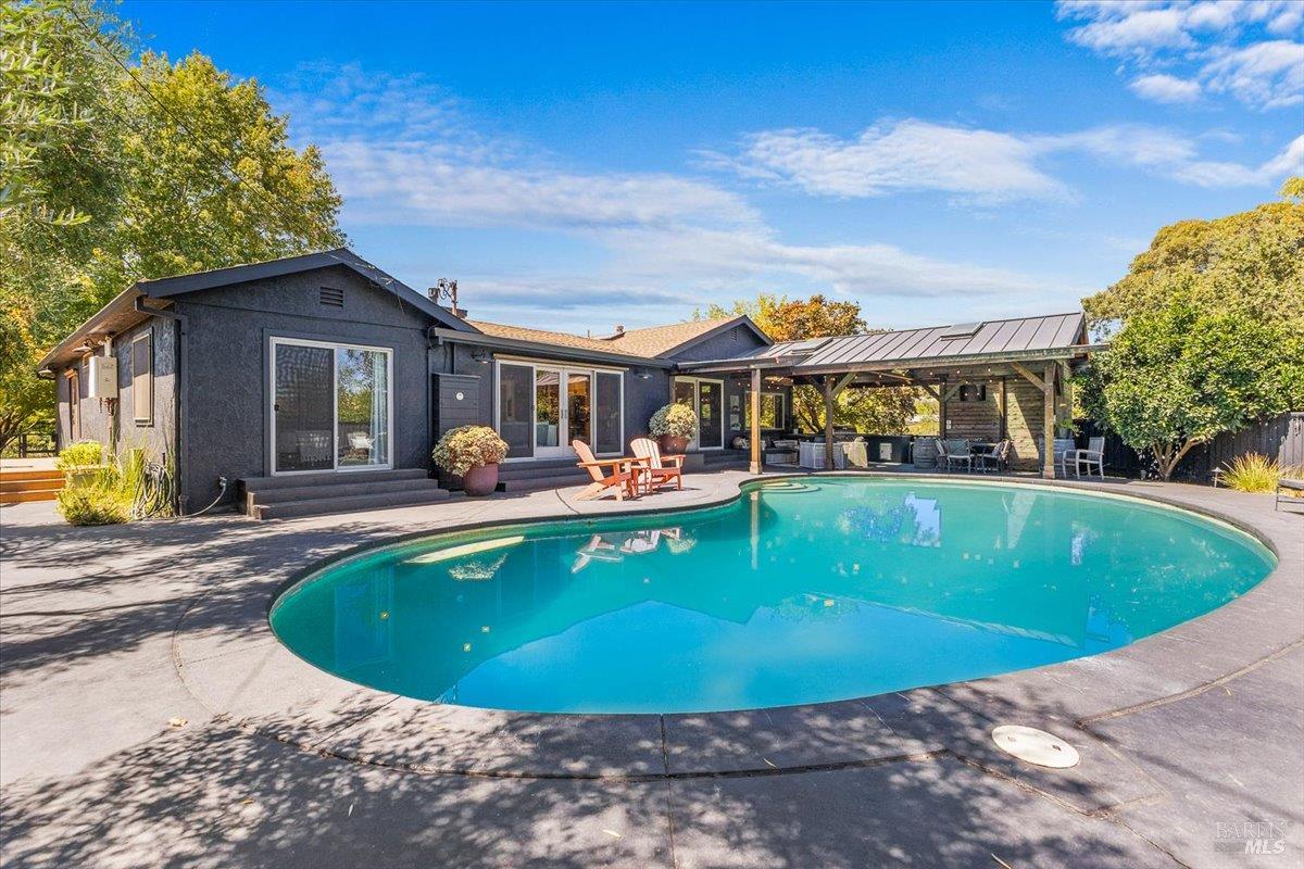 Detail Gallery Image 1 of 42 For 1208 Chiquita Rd, Healdsburg,  CA 95448 - 3 Beds | 3 Baths