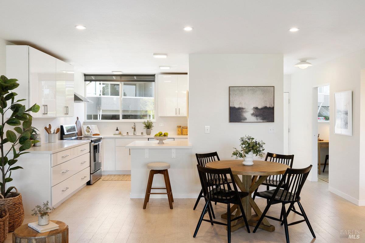 Detail Gallery Image 7 of 26 For 10 Andrew Dr #61,  Tiburon,  CA 94920 - 2 Beds | 1 Baths
