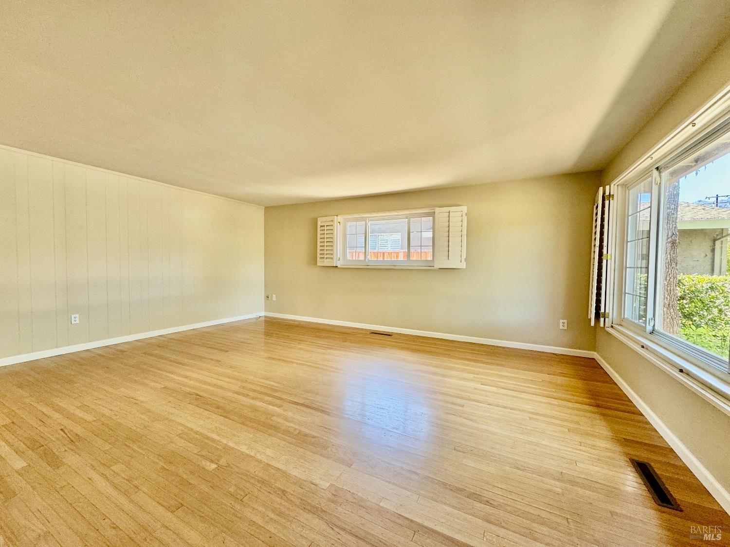Detail Gallery Image 4 of 27 For 1971 Olive Ave, Saint Helena,  CA 94574 - 4 Beds | 3 Baths