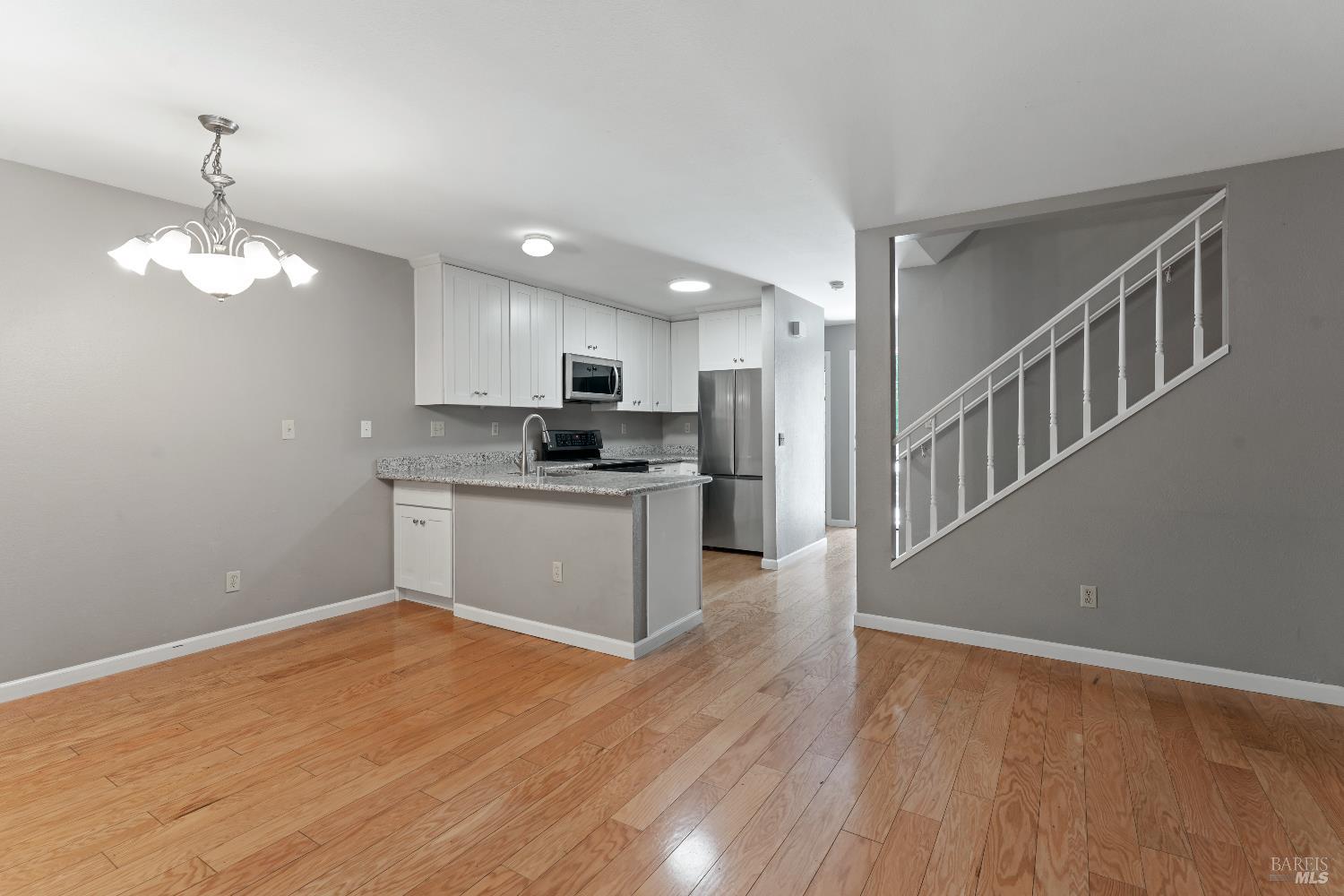 Detail Gallery Image 4 of 23 For 164 N Dutton Ave, Santa Rosa,  CA 95401 - 3 Beds | 2/1 Baths
