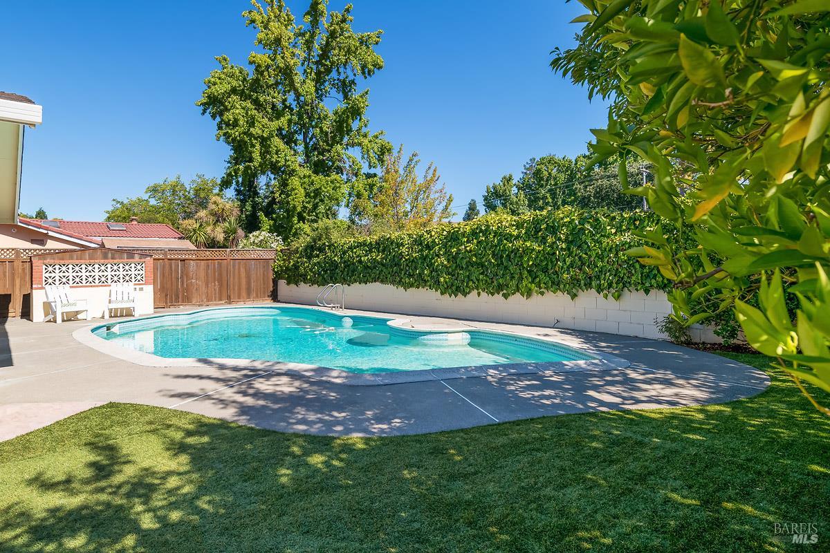 Detail Gallery Image 21 of 23 For 88 Elena Cir, San Rafael,  CA 94903 - 3 Beds | 2 Baths