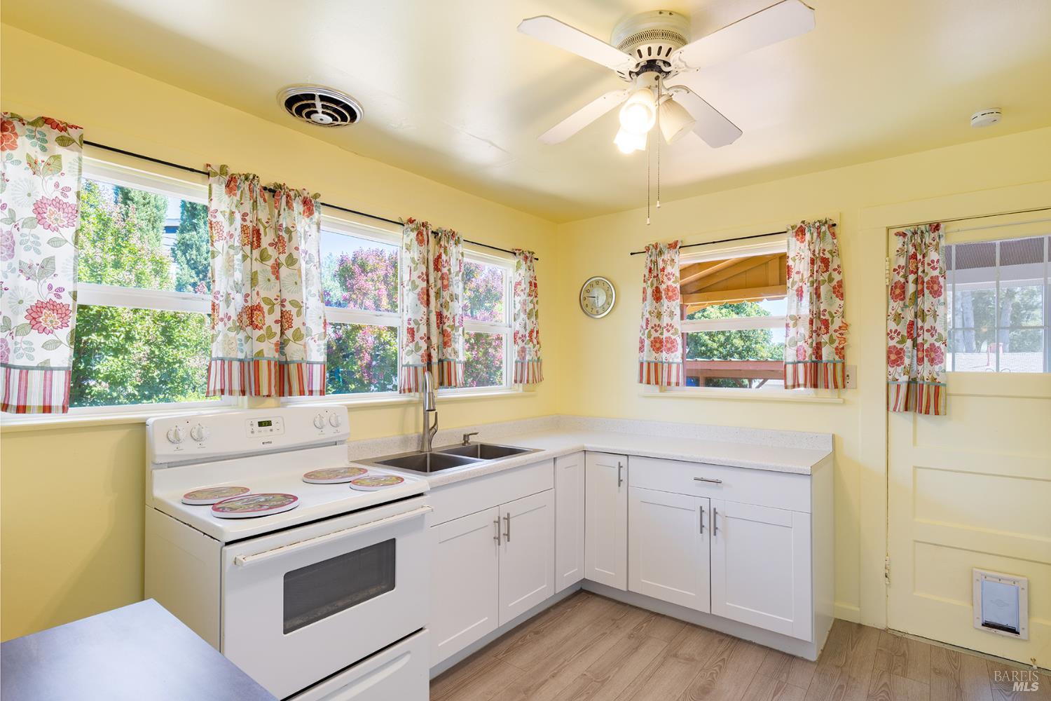Detail Gallery Image 9 of 32 For 114 Powell Ave, Healdsburg,  CA 95448 - 5 Beds | 2 Baths