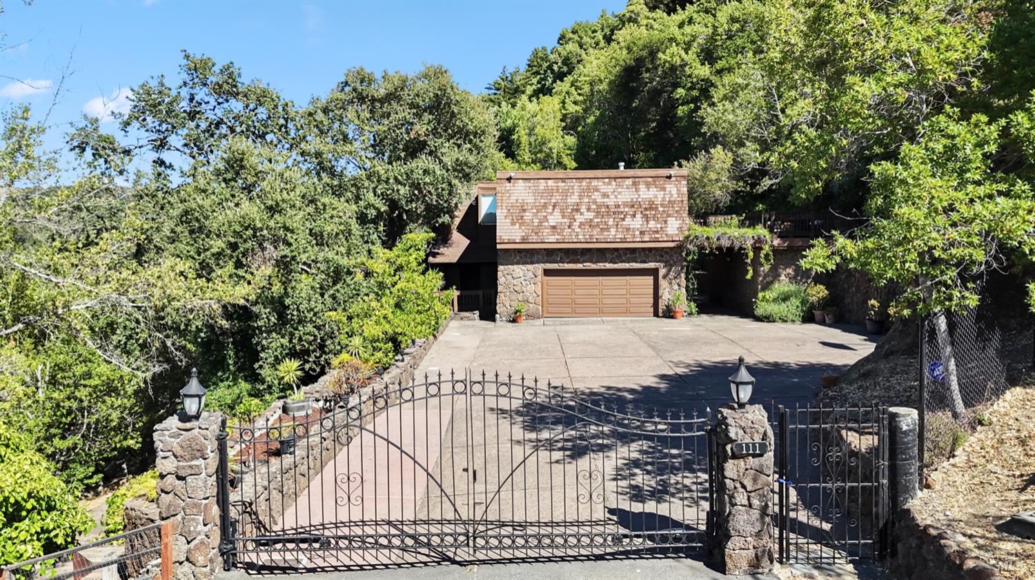 Detail Gallery Image 2 of 49 For 111 Glenside Way, San Rafael,  CA 94903 - 5 Beds | 4/1 Baths
