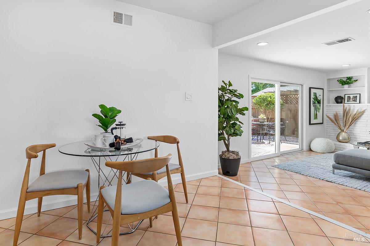 Detail Gallery Image 11 of 23 For 88 Elena Cir, San Rafael,  CA 94903 - 3 Beds | 2 Baths