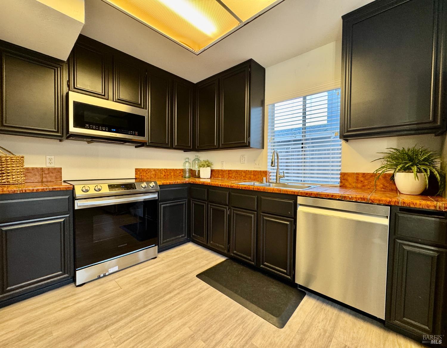 Detail Gallery Image 17 of 35 For 101 Panorama Dr, Benicia,  CA 94510 - 3 Beds | 1/1 Baths
