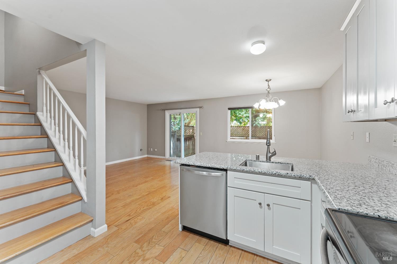 Detail Gallery Image 3 of 23 For 164 N Dutton Ave, Santa Rosa,  CA 95401 - 3 Beds | 2/1 Baths