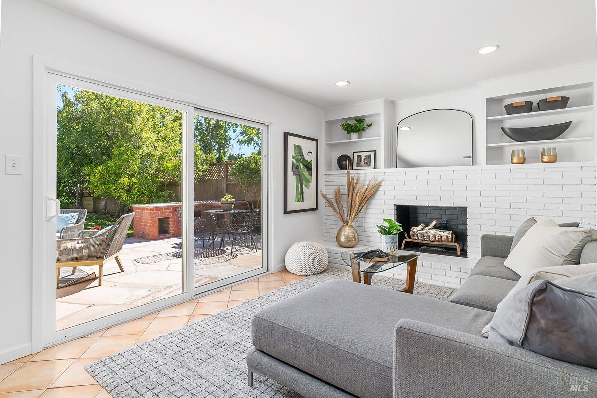 Detail Gallery Image 4 of 23 For 88 Elena Cir, San Rafael,  CA 94903 - 3 Beds | 2 Baths