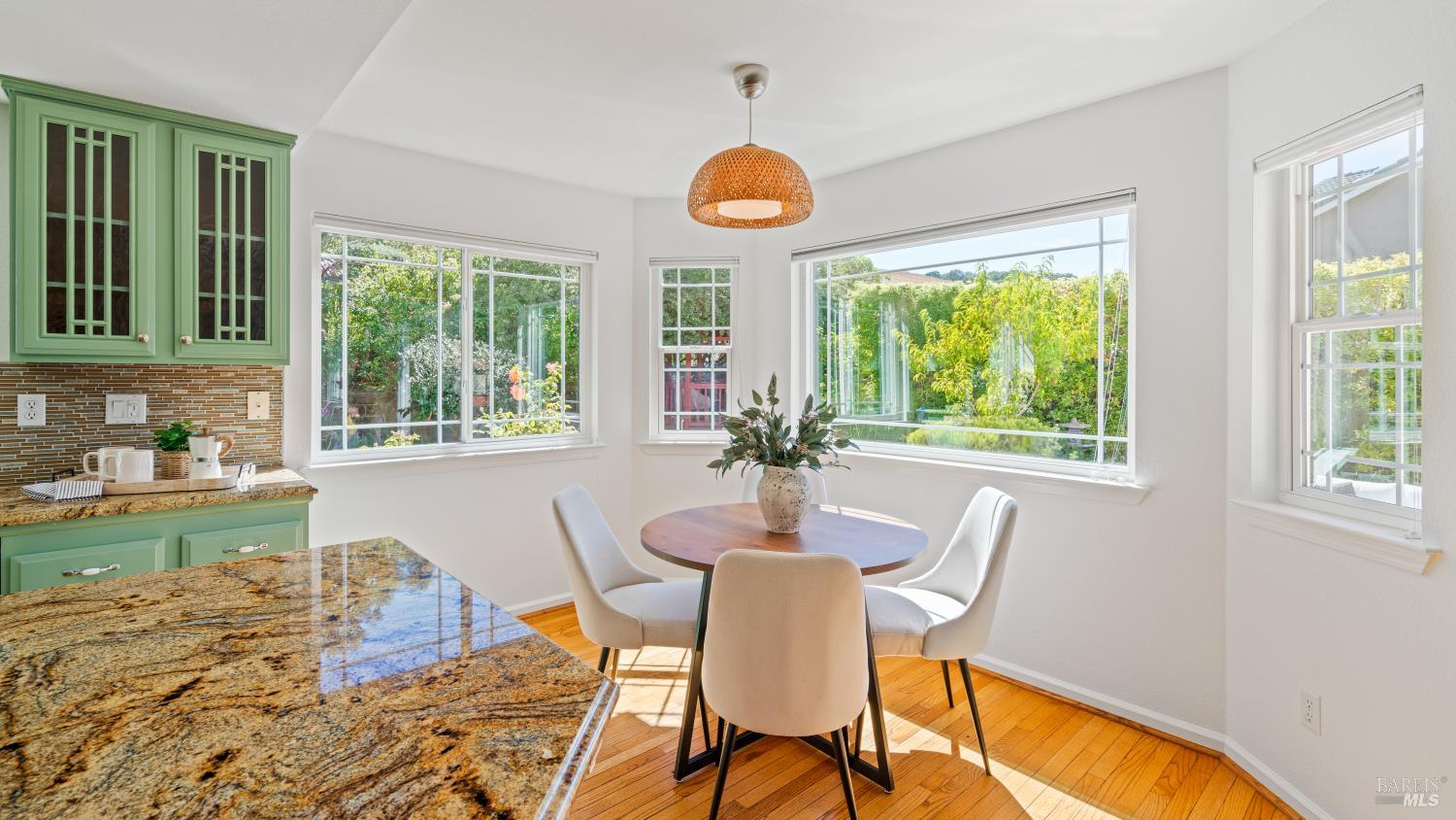 Detail Gallery Image 13 of 56 For 181 Dublin Ct, Petaluma,  CA 94952 - 4 Beds | 2/1 Baths