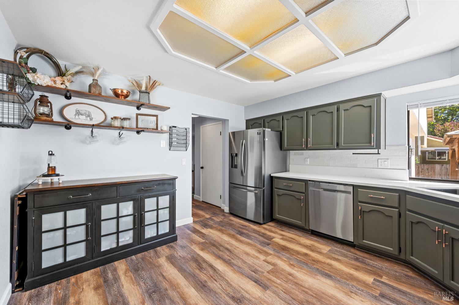 Detail Gallery Image 20 of 49 For 406 Stonecastle Way, Vacaville,  CA 95687 - 4 Beds | 2/1 Baths
