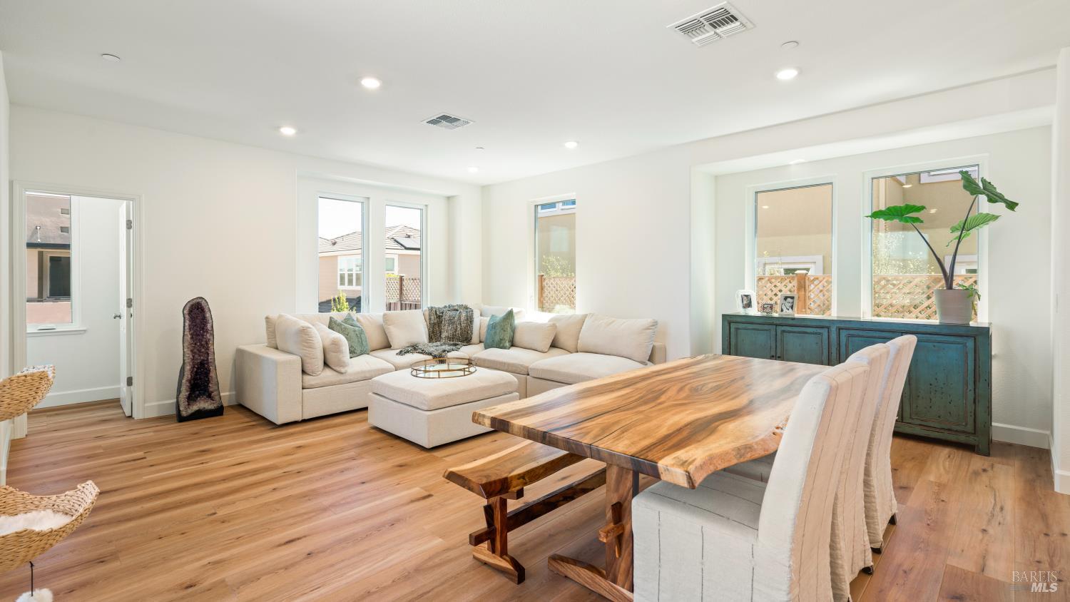 Detail Gallery Image 18 of 50 For 3 Lapis Ct, Petaluma,  CA 94952 - 3 Beds | 2/1 Baths