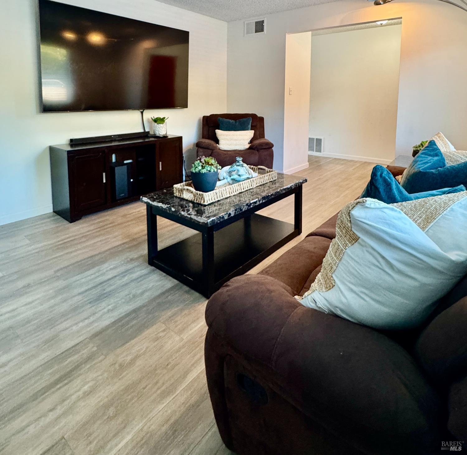 Detail Gallery Image 7 of 35 For 101 Panorama Dr, Benicia,  CA 94510 - 3 Beds | 1/1 Baths
