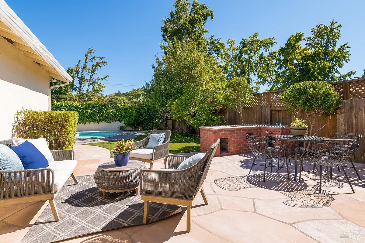 Detail Gallery Image 5 of 23 For 88 Elena Cir, San Rafael,  CA 94903 - 3 Beds | 2 Baths