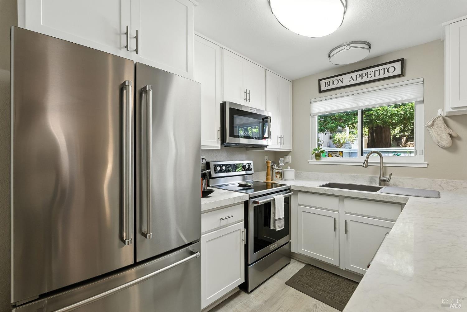 Detail Gallery Image 5 of 16 For 44 Hector Ln, Novato,  CA 94949 - 2 Beds | 1 Baths